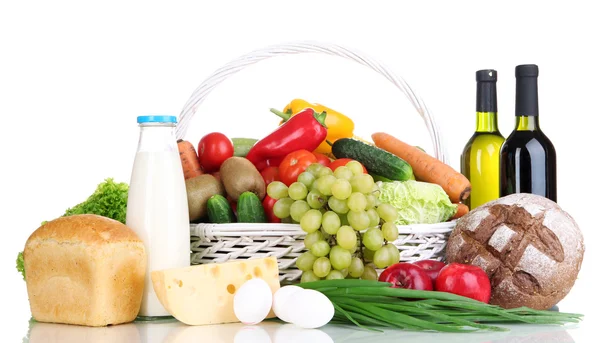 Sammansättning med grönsaker och frukt i korg isolerad på vitt — Stockfoto