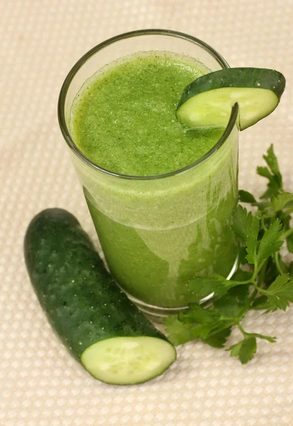 Zielony sok warzywny na jasnym tle — Zdjęcie stockowe