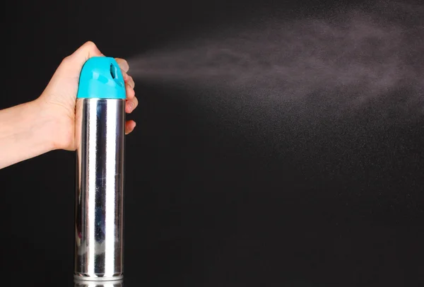 Spray Lufterfrischer in der Hand isoliert auf schwarz — Stockfoto