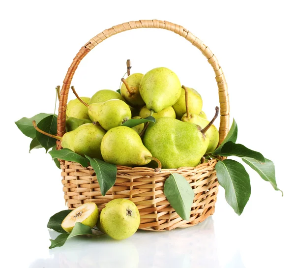 Saftiga smakrika päron i korg isolerad på vit — Stockfoto