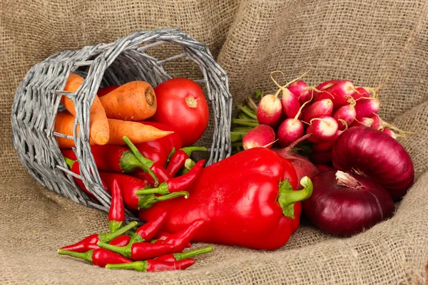 麻布背景上新鲜红色蔬菜 — 图库照片