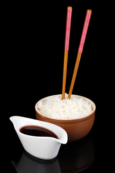 Kom rijst en eetstokjes isoalted op zwart — Stockfoto
