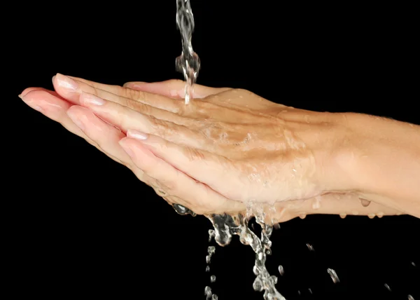 Händewaschen auf schwarzem Hintergrund in Nahaufnahme — Stockfoto