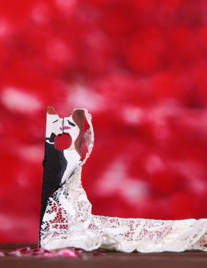 Dekoratif evli seven çift kırmızı zemin üzerine ahşap tablo