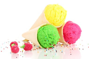 limon, çilek ve kivi dondurma waffle koni de üç kaşık toz