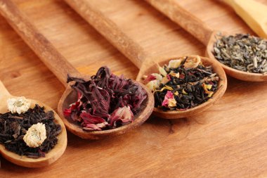 ahşap zemin üzerine kaşık kuru çay çeşitleri