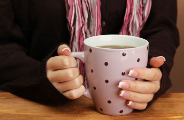 bir fincan tutan eller sıcak içecek, yakın çekim