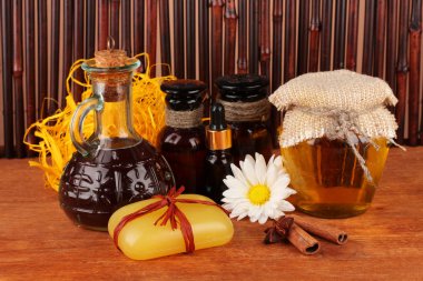 kahverengi zemin üzerine sabun yapımı için malzemeler