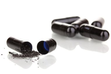 aktif kömür üzerine beyaz izole kapsül