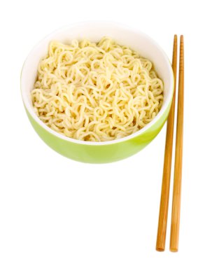 Asya erişte üzerinde beyaz izole kase