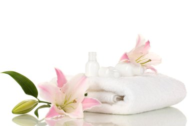 havlu ve şişe üzerinde beyaz izole güzel zambak