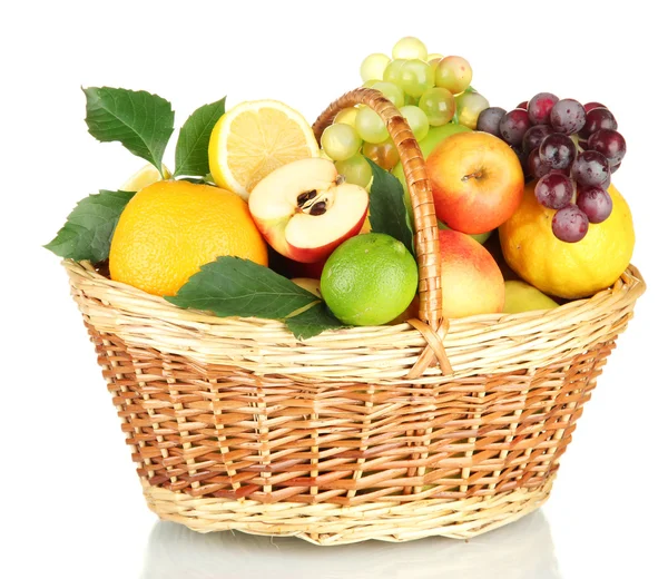 Assortiment van exotische vruchten in mand, geïsoleerd op wit — Stockfoto