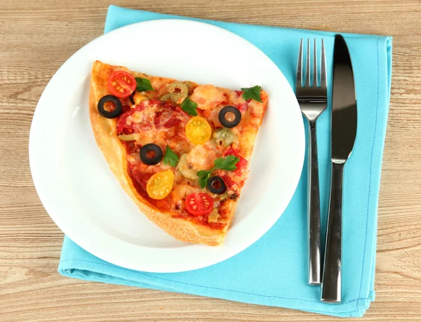 Plate with a slice of delicious pizza on wooden background — Stock Photo, Image