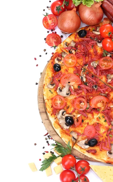 Deliziosa pizza, verdure e salumi isolati su bianco — Foto Stock
