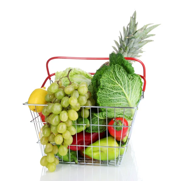 Legumes frescos e frutas em cesta de metal isolado em branco — Fotografia de Stock