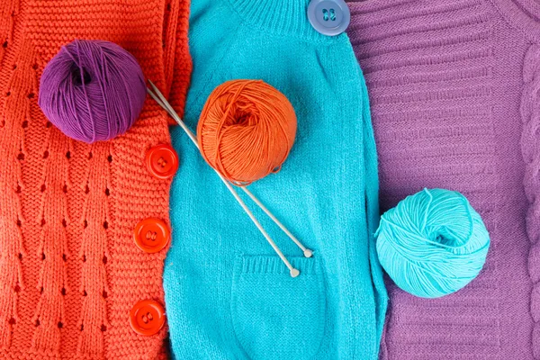 Colorful wool sweaters and balls of wool close-up — Stock Photo, Image