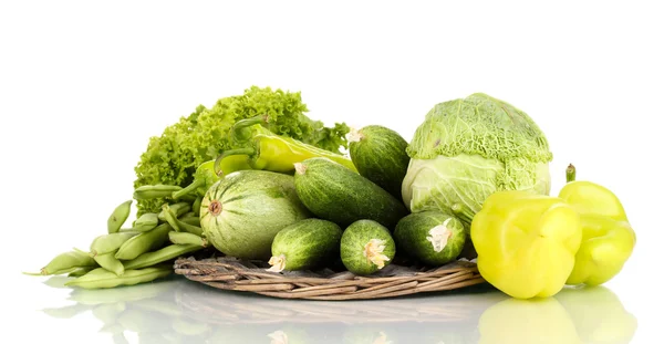 Verduras verdes frescas en estera de mimbre aislada en blanco —  Fotos de Stock