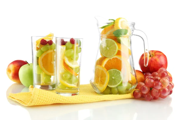 Transparante kruik en bril met citrusvruchten, geïsoleerd op wit — Stockfoto