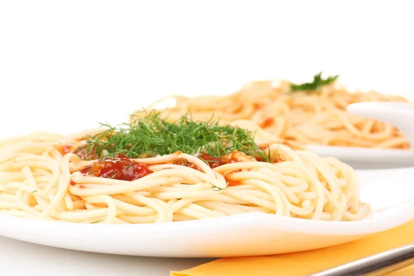 Composición de deliciosos espaguetis cocidos con salsa de tomate sobre fondo blanco — Foto de Stock