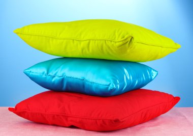 yastık mavi zemin üzerine