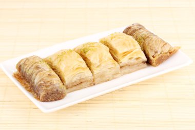 Bambu hasır üzerinde plaka üzerinde tatlı baklava
