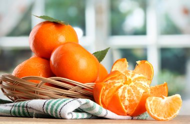 mandalina penceresinde ahşap masa üstünde güzel bir sepet içinde yapraklarla bac