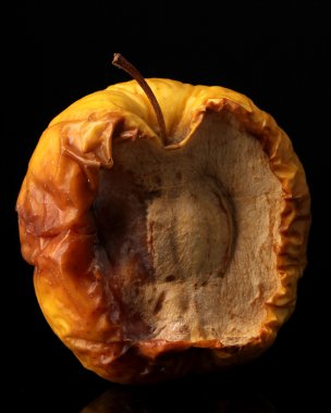 Sarı küflü elma gibi cilt sorunları, siyah üzerine izole kavramı