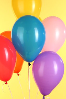 Sarı arkaplanda renkli balonlar
