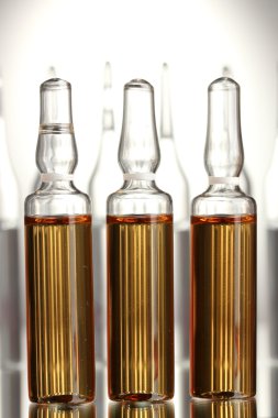 Gri arka planda tıbbi ampule