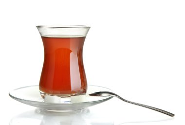 Türk çayı üzerinde beyaz izole, bardak