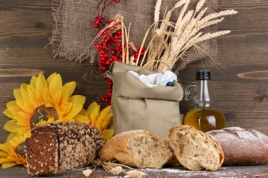 Çavdar ekmeği ahşap zemin üzerinde ahşap masa üzerinde farklı türleri