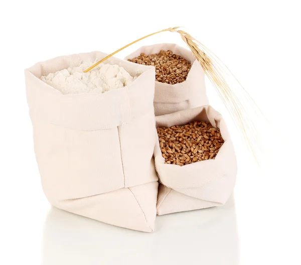Мука и пшеничное зерно изолированы на белом — стоковое фото