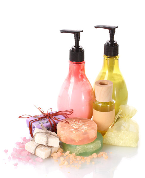 Бутылки, мыло и морская соль изолированы на белом
