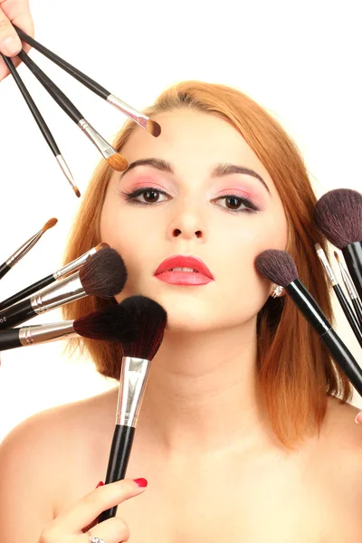 Porträt einer schönen Frau mit Make-up-Pinseln — Stockfoto