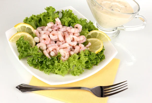 Délicieuses crevettes marinées dans une assiette isolée sur blanc — Photo