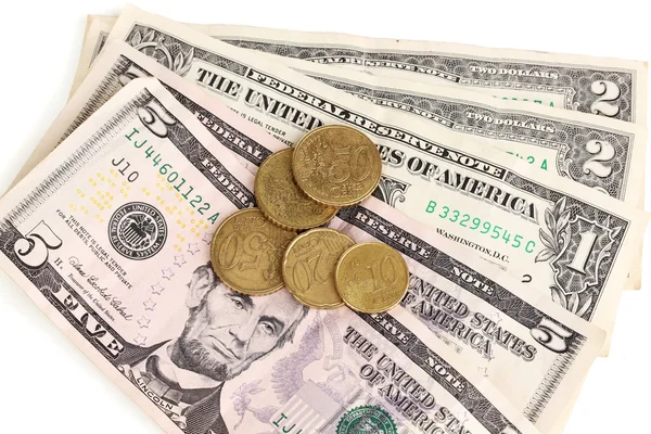 Dollar biljetten en munten close-up — Stockfoto