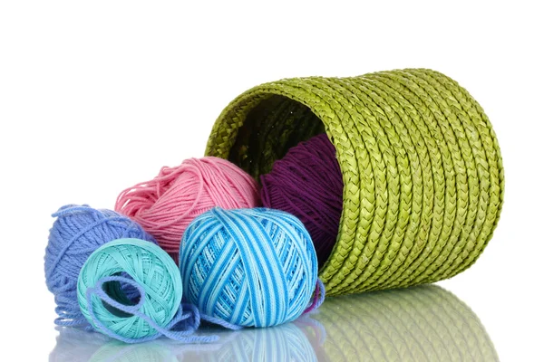Fils colorés pour tricoter en panier vert isolé sur blanc — Photo