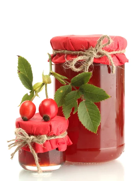 Frascos con mermelada de rosas de cadera y bayas maduras, aislados en blanco — Foto de Stock