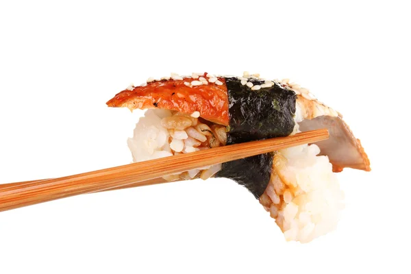 Проведение суши с палочками изолированы на белом — стоковое фото