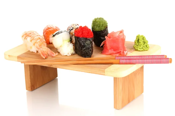 Délicieux sushi servi sur planche de bois isolé sur blanc — Photo