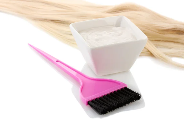 Tigela com tintura de cabelo e escova rosa no fundo branco close-up — Fotografia de Stock