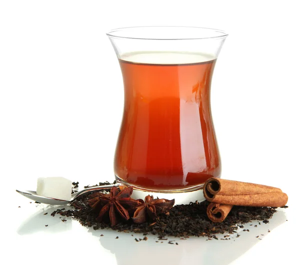 Скло з турецьким чаєм, ізольовані на білому — стокове фото