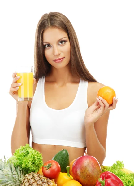 Schöne junge Frau mit Obst und Gemüse und einem Glas Saft, isolat — Stockfoto