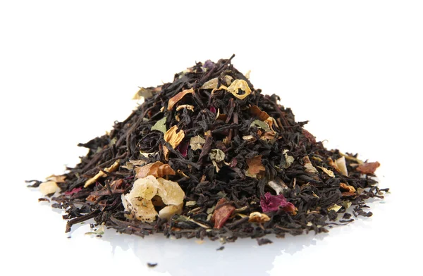 Aromatische zwarte droge thee met vruchten en bloemblaadjes, geïsoleerd op wit — Stockfoto