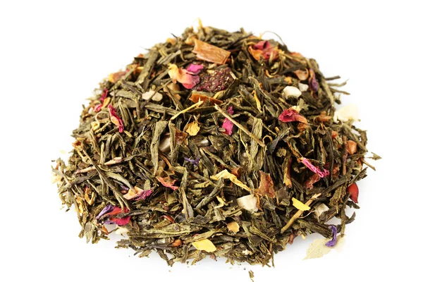 Aromatischer grüner trockener Tee mit Früchten und Blütenblättern, isoliert auf weißem — Stockfoto