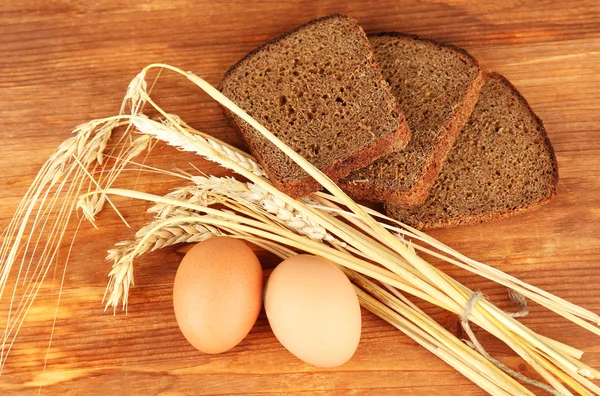 Gekochte Eier auf Holzgrund — Stockfoto