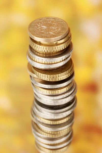 Monedas de euro aisladas sobre fondo de color — Foto de Stock