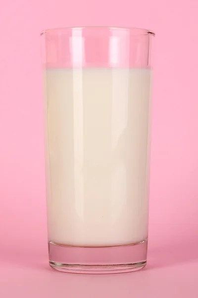 Vaso de leche fresca sobre fondo rosa — Foto de Stock