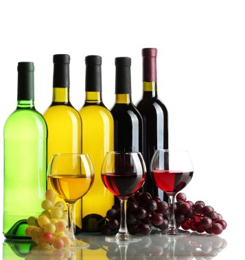 şişe ve kadeh şarap ve olgunlaşmış üzümler beyaz izole