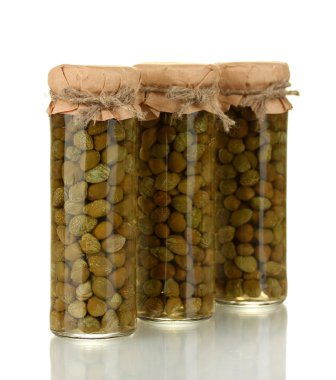 tarros de conservas de verduras aislados en blanco